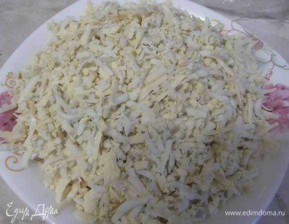 Выложить поверх яблок. Полить сверху салат майонезом. Приятного аппетита!!!