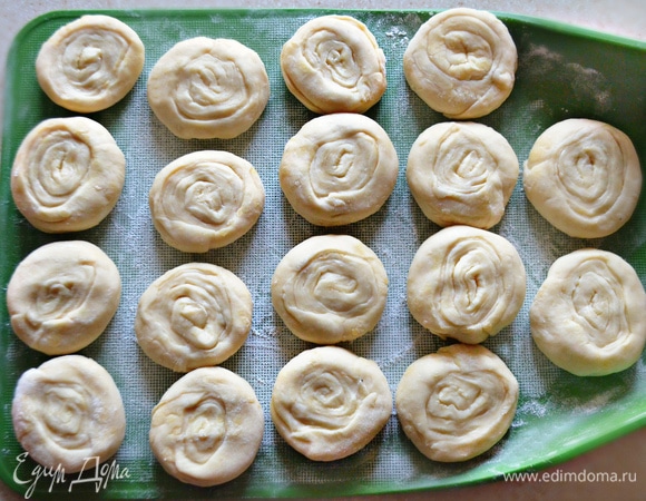 Нарежьте рулет на 16 частей, уложите на припыленную мукой поверхность и надавите на каждый кусочек теста, слегка его приплюснув. Накройте полученные шайбочки пленкой и отправьте в холодильник на 1–1,5 ч. Для ускорения процесса вы можете поместить тесто в морозильную камеру примерно на 15–20 минут.