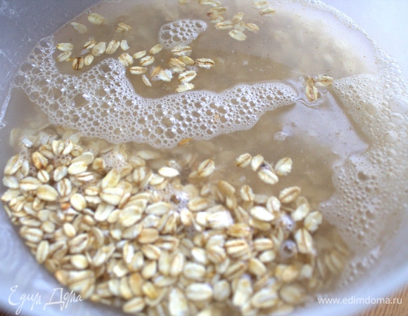 Залить хлопья отфильтрованной водой.