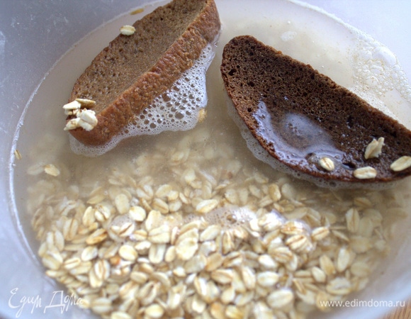 Для брожения и аромата поместить 2 куска хлеба. У меня горбушки ржаного хлеба.