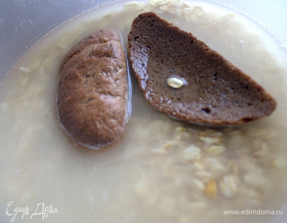 Оставим при комнатной температуре на 6 часов. Выдерживать можно до трех суток. Свекровь настаивала два дня, но это для любителей покислее.