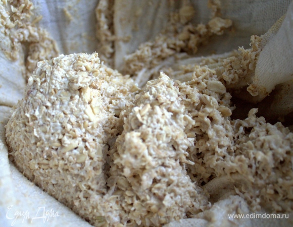 Отжимки тоже можно отдать птицам или применить в выпечке печенья или оладьев.