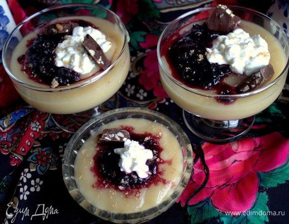 Подала десерт комнатной температуры, чуть теплый, а добавки — из холодильника.