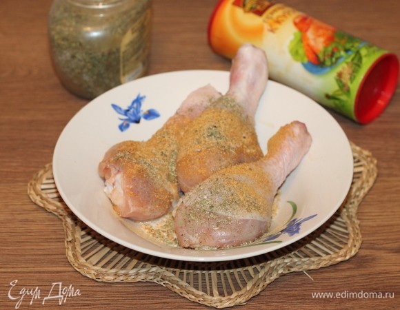 Натереть голени со всех сторон специями и оставить на время. Можно использовать сушеные травы, а также готовые наборы для курицы (1 ч. л.).