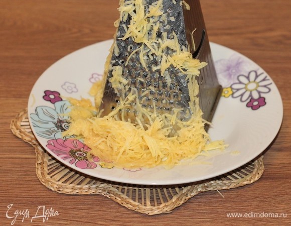 Картофель вымыть, очистить и натереть на средней терке.