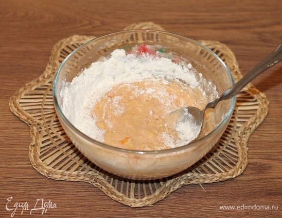 Всыпать по 1 ст. л. муку и перемешать. Кляр очень густой по консистенции, как на оладьи.