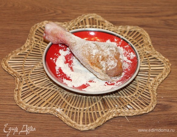 Обвалять голени в муке.