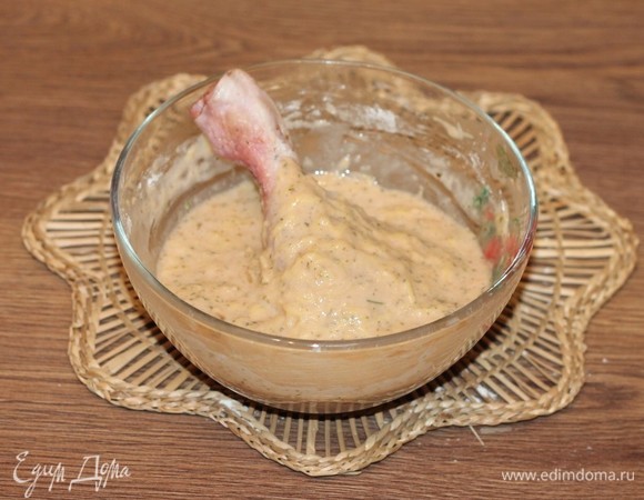 Затем макаем голени в густой картофельный кляр.