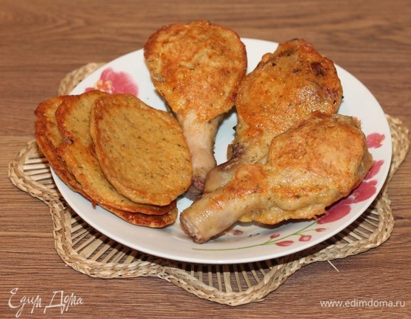 На разогретом растительном масле обжариваем курочку. Жарим на среднем огне со всех сторон в начале под крышкой, затем без крышки до готовности и румяной корочки.