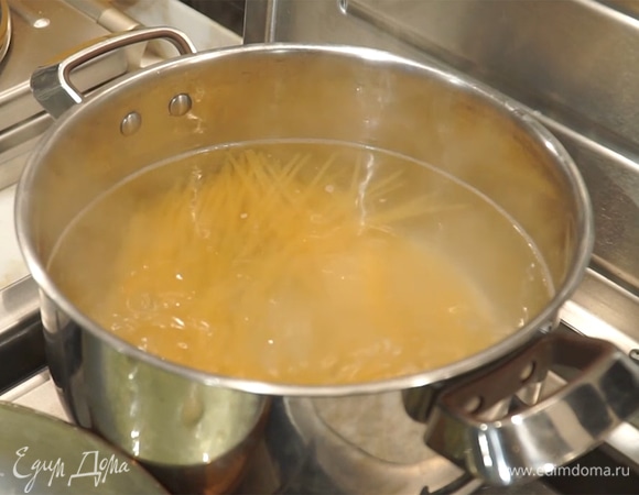 В кипящую подсоленую воду добавить спагетти, отварить до готовности. 