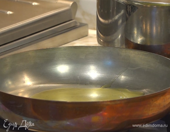 Разогреть сковороду с оливковым маслом.