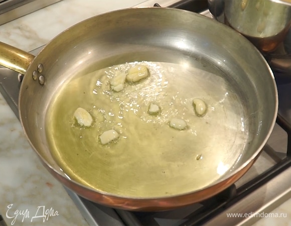 Чеснок раздавить плоской стороной ножа, целиком добавить на сковороду. 