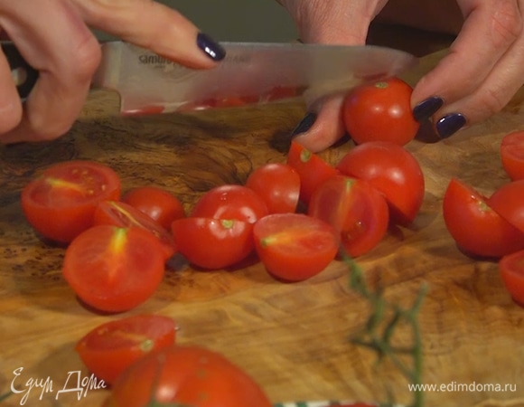 Помидоры черри разрезать пополам, выложить на сковороду, припустить на небольшом огне.