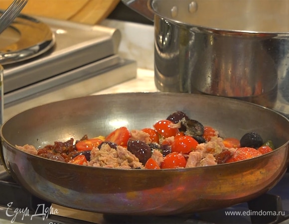 К помидорам добавить оливки, каперсы, перец пеперончино и консервированного тунца. Все перемешать и слегка припустить.