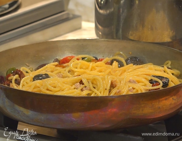 В сковороду добавить готовые спагетти, все перемешать.