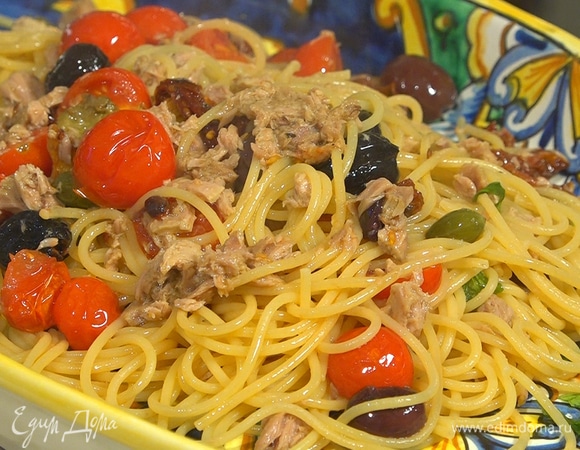 Подавать пасту на большом блюде, украсить свежим базиликом.