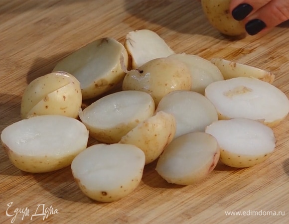 Предварительно отварить яйца вкрутую и картофель.
