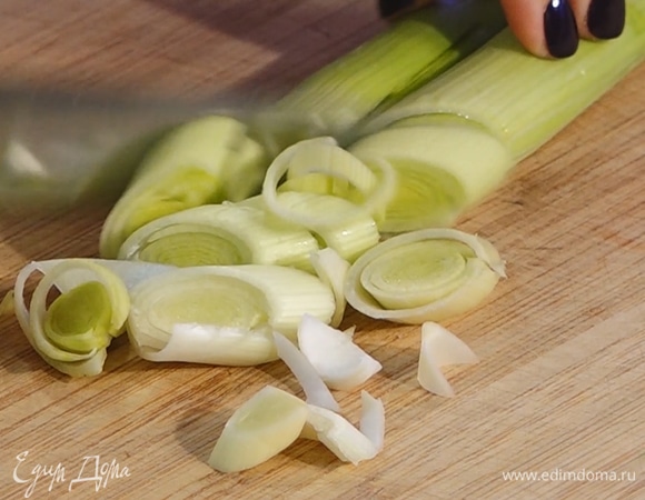 Нарезать лук-порей.