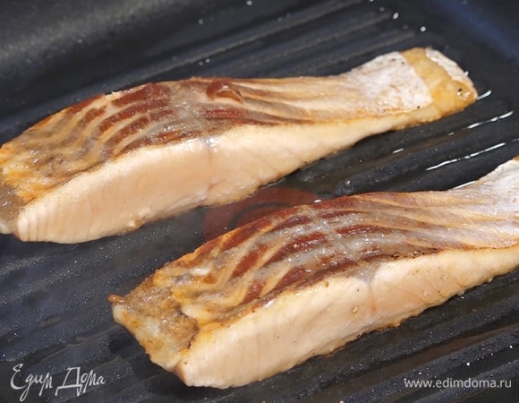 Разогреть сковороду-гриль с растительным маслом, выложить рыбу, обжарить со всех сторон до готовности.  