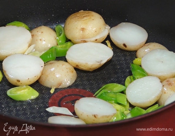 Картофель разрезать на несколько частей, добавить к порею. Все перемешать, припустить.