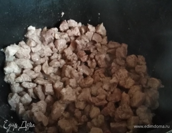 Свинину мелко нарезать. Обжарить на растительном масле до испарения жидкости.