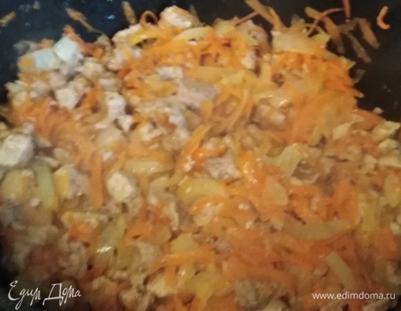 Добавить нарезанный лук и натертую морковь. Жарить до изменения цвета.