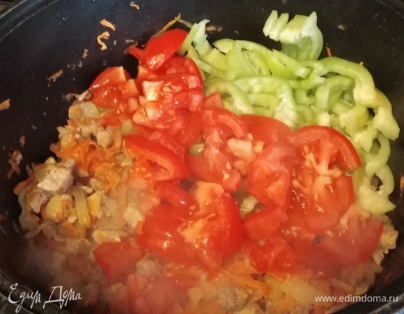 Добавить нарезанные помидоры и болгарский перец. Жарить до мягкости перца.