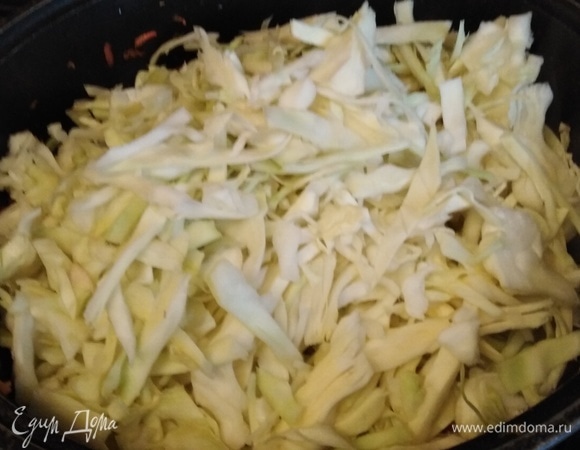 Добавить нашинкованную капусту. Посолить. Перемешать.