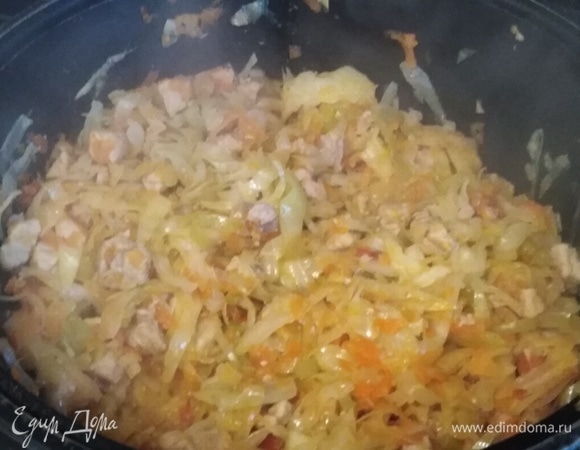 Накрыть крышкой. Тушить 10 минут.
