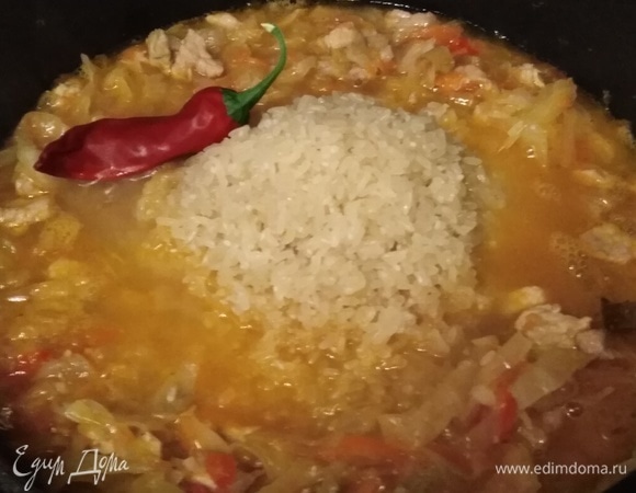 Влить воду. Засыпать промытый рис. Если требуется, подсолить. Перемешать. Довести до кипения. Убавить огонь.