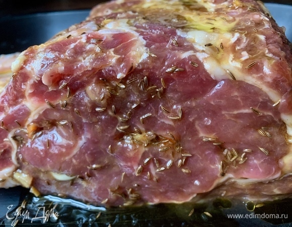 Ставлю выпекать в разогретую до 190°C духовку. Примерно 1 час, результат зависит от возможности вашей духовки, посматривайте.