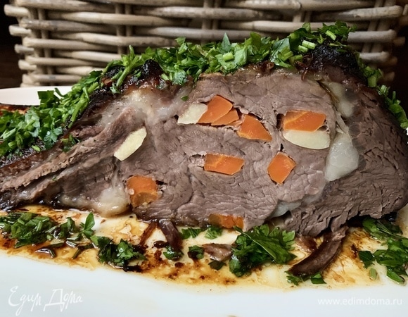 Мясо нарядно смотрится на праздничном столе, можно шпиговать один кусок морковью, другой — зеленой спаржей или свеклой. Очень эффектно получается!