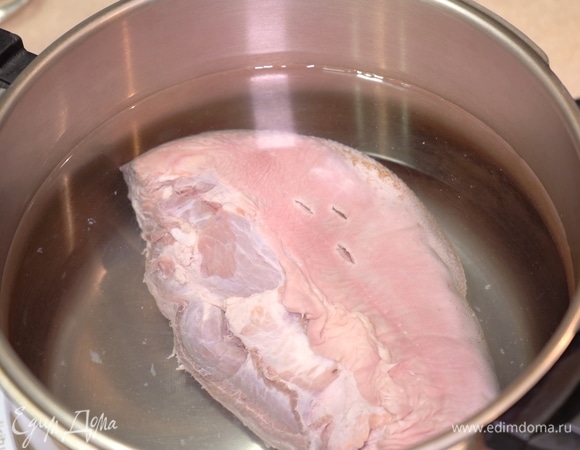 Перед приготовлением я вымачиваю говяжий язык в чистой воде. Можно сварить его со специями в кастрюле (час или более). Но, чтобы сэкономить время, мы всегда готовим язык в скороварке.