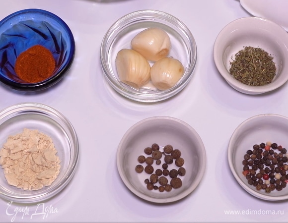 Опускаем язык в воду, добавляем специи, по 1 чайной ложечке: душистый перец, обычный черный перец горошком, чеснок, пропущенный через пресс, сушеный молотый лук, паприку и чабрец. Помимо этого, я добавляю 1 столовую ложку соли.