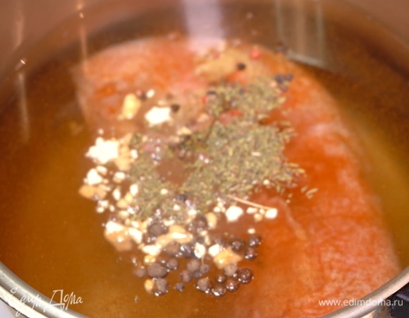 Перемешиваем все специи. Закрываем крышку и клапан скороварки. На приготовление языка уйдет 25 минут.