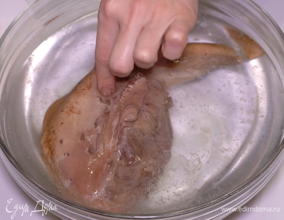 Готовый язык нужно поместить в холодную воду. Так будет намного легче его очистить от верхнего грубого слоя.