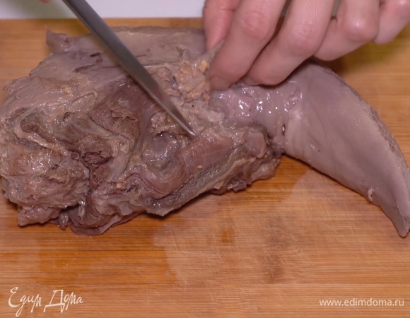 Отрезаем лишнее мясо по краям и заднюю часть языка и остужаем язык до комнатной температуры.