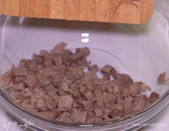 Язык, морковь, картофель, маринованные огурчики и яйца нужно нарезать кубиками. Смешиваем все нарезанные ингредиенты в большой миске. Сначала я отправляю в миску нарезанный язык.