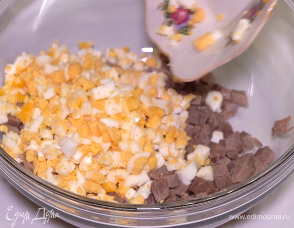 Заправляю салат домашним майонезом собственного приготовления.