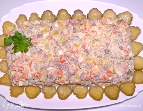 Салат с языком готовится очень просто из доступных продуктов. Можно варьировать состав ингредиентов по желанию. Гурманам очень понравится! Просто, быстро и безумно аппетитно!