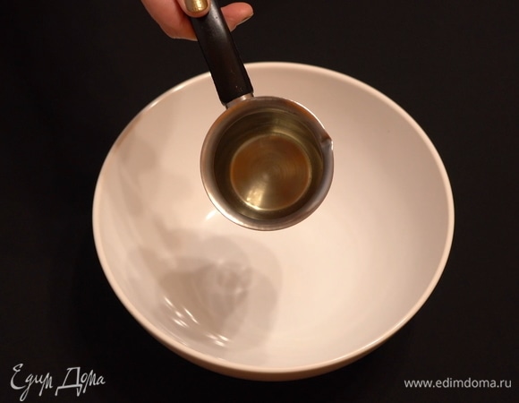 Растапливаем на водяной бане кокосовое масло, на это обычно уходит примерно 3–4 минуты.