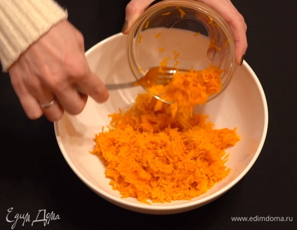 Натираем тыкву на мелкой терке. В глубокой миске смешиваем растопленное масло и тыквенное пюре.