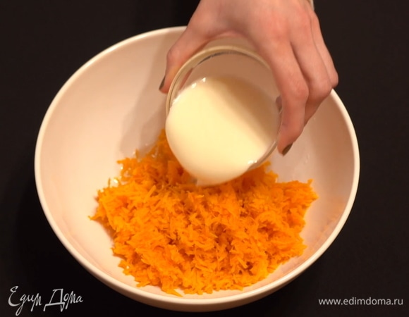 Добавляем соевое молоко. Вместо соевого молока в этом рецепте можно использовать миндальное, но оно обязательно должно быть комнатной температуры, как и все остальные ингредиенты.