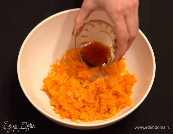 Отправляем в миску 1 столовую ложку ванильной эссенции.