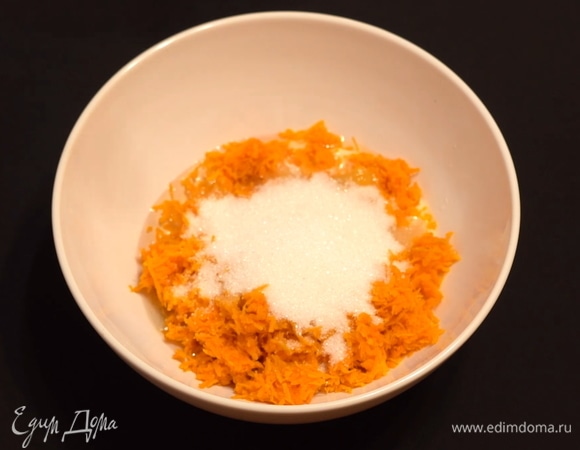 Отправляем в миску сахар.