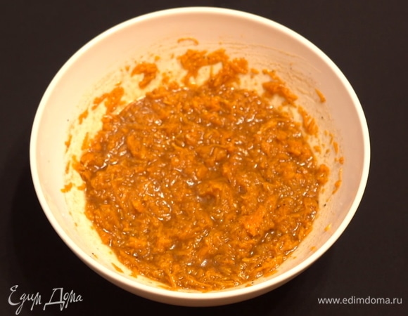 Тщательно все перемешиваем. Получается ароматнейшая оранжевая очень аппетитная масса.