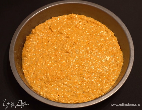 Переливаем тесто в круглую форму для выпечки. Выпекаем корж примерно 25–27 минут при температуре 180°C. Дверцу духовки во время выпекания не открываем!