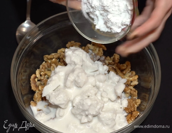 Высыпаем сюда сахарную пудру.