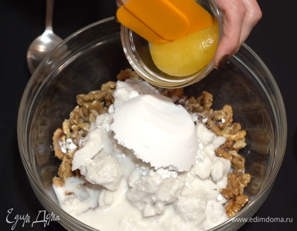 Добавляем мед и пару столовых ложек воды, если необходимо сделать крем более жидким.