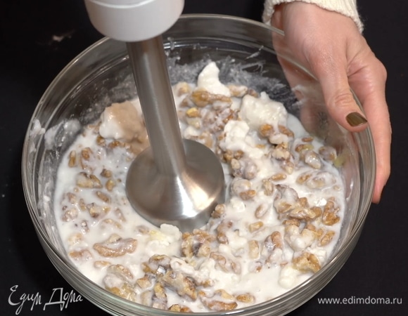 Измельчаем и смешиваем все ингредиенты при помощи погружного блендера.